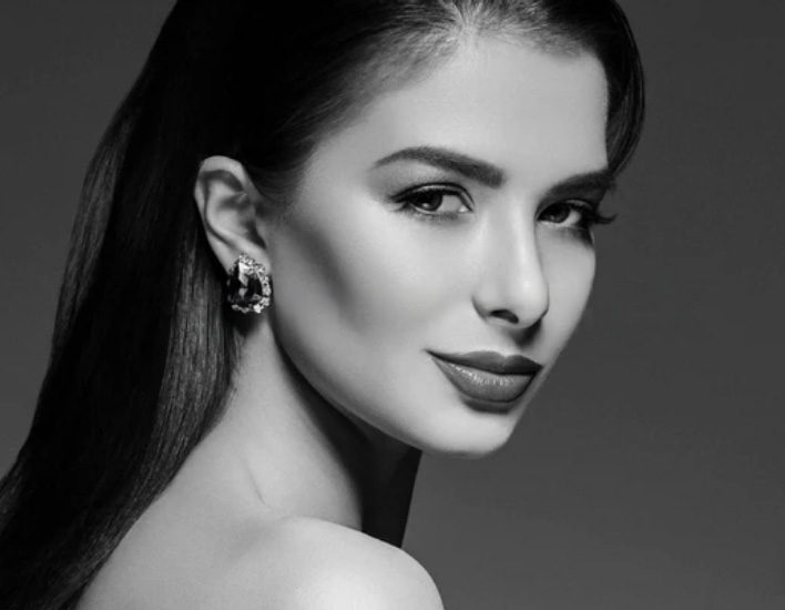 Screenshot 2023 05 26 at 14 00 16 Beauty Woman Studio Portrait Cosmetic Concept Stock Photo 1100944466 Shutterstock transformed
